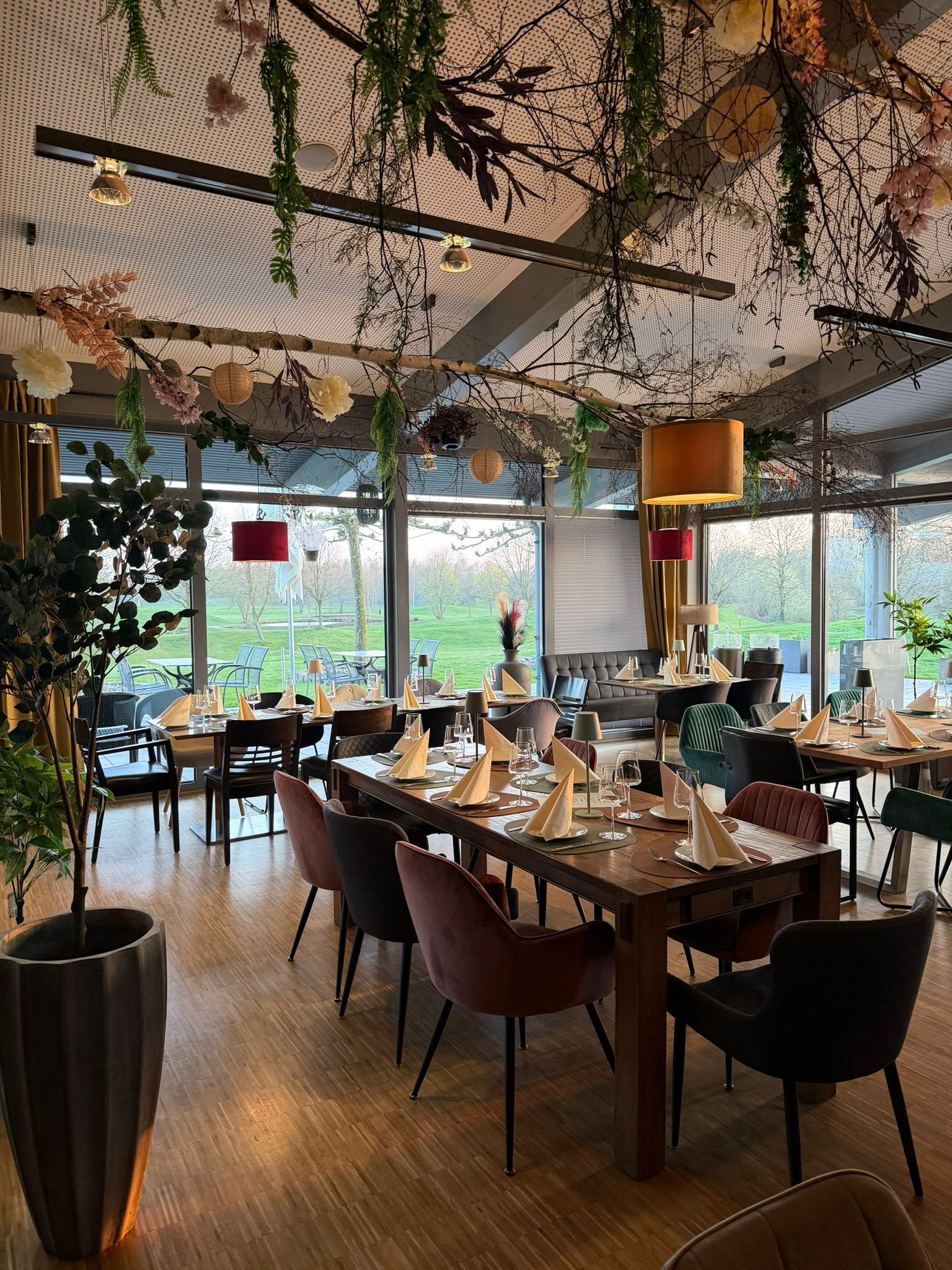 Eingedeckter Tisch im Innenraum von Davids.green