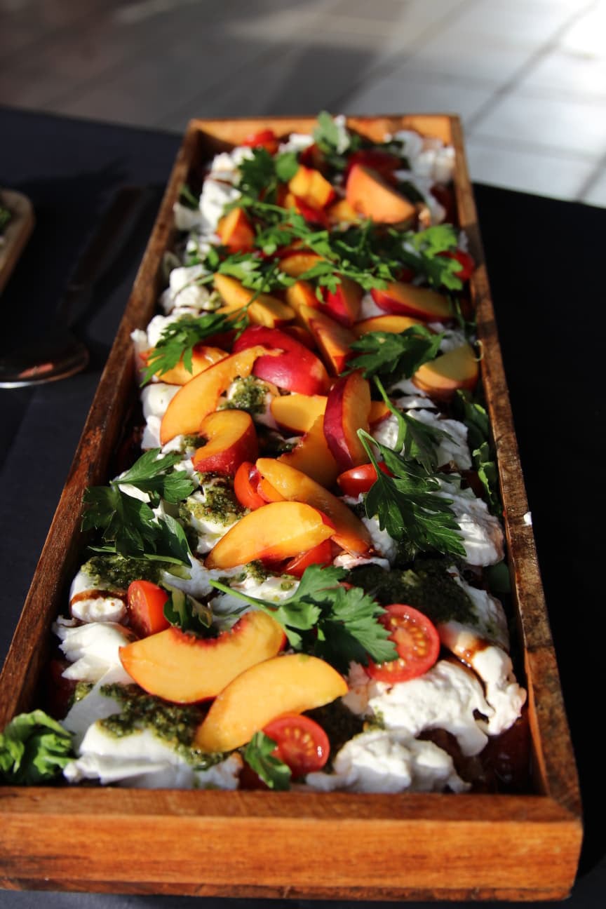 Salat mit Pfirsich, Mozzarella und Tomaten