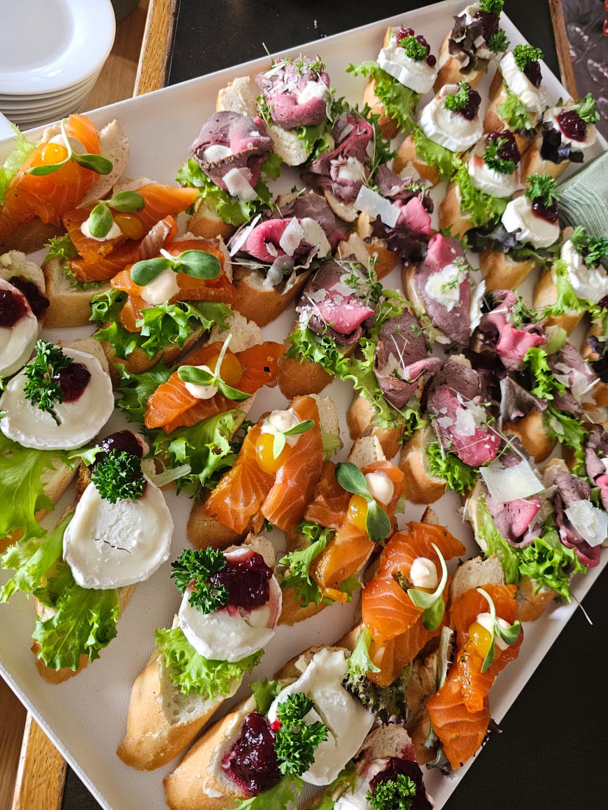 Platte mit Lachs-, Roastbeef- und Ziegenkäse-Crostini